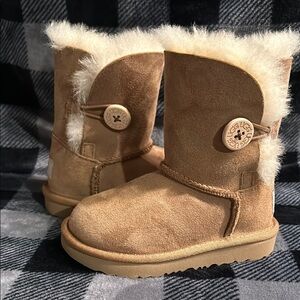 Bailey Button Uggs size 8